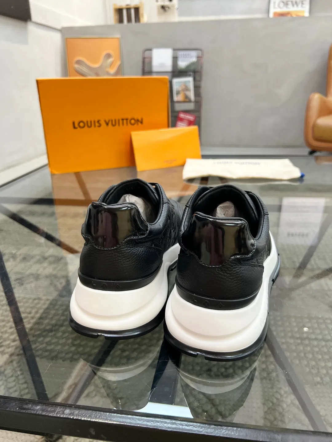 Factory price: 480💰LV🔍Top purchasing agent🇮🇹 Road Street God's new sneakers are coming and are available at counters simultaneously. Original factory configuration, original cowhide fabric imported from Italy, high-quality embossed splicing complex process, sports trendy person, imported water-dyed sheepskin lining, soles: Wang Yuan factory specially provides original soles, super comfortable, original factory single goods 🔍🔍High quality, you can enter and leave the counter at will, welcome to compare and synchronize with the counter, code number 38-44, customized 45